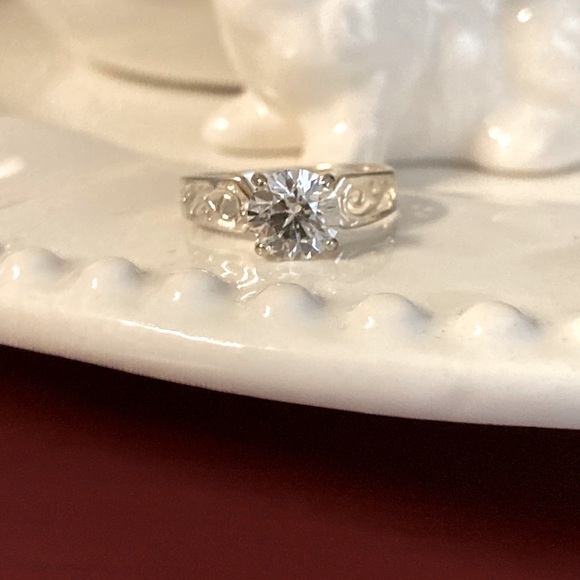 Round solitaire ring - Picture 3 of 12